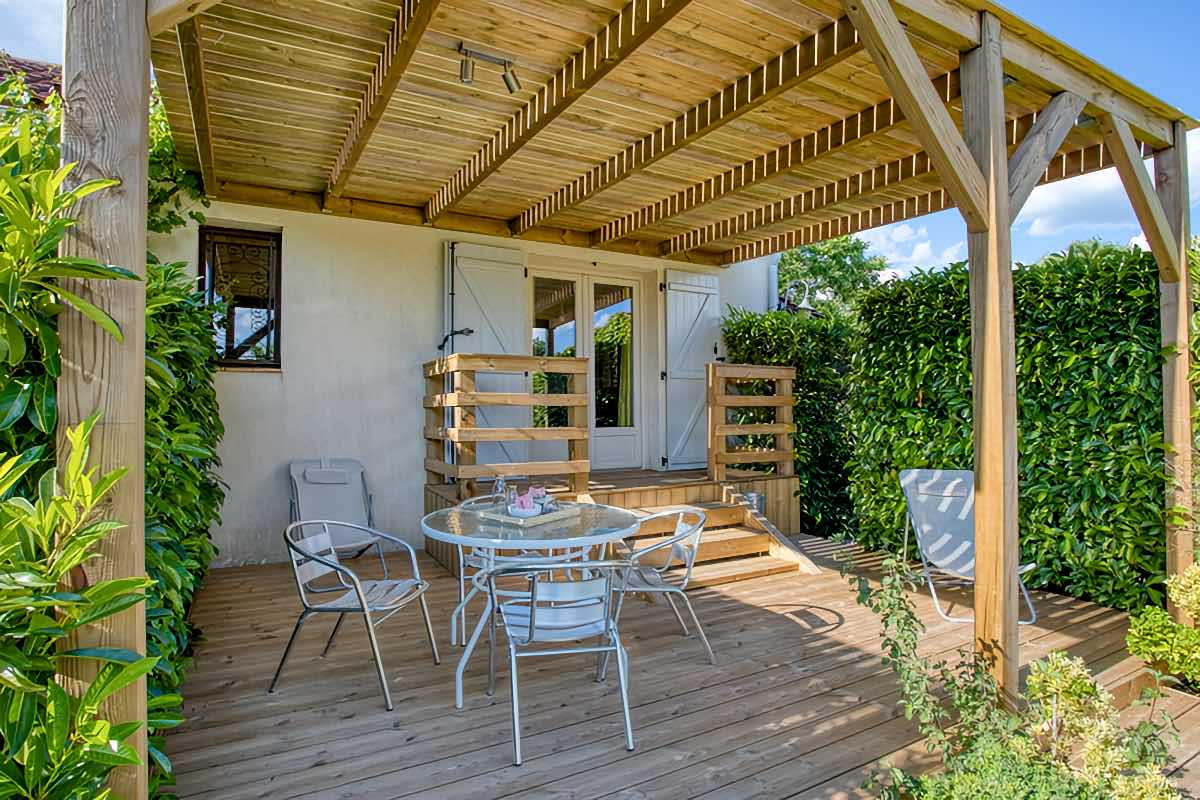 Terrasse du gîte Fayrac pour 4 personnes à la Truffière Village de gîtes