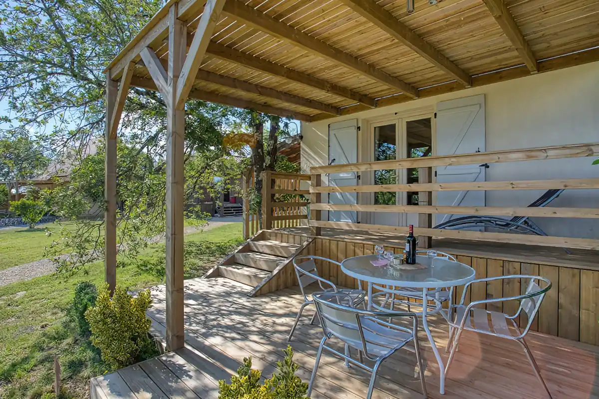Terrasse du gîte La Treyne au village de gîtes La Truffière